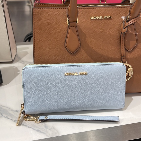 MICHAEL KORS LARGE TRAVEL CONTINENTAL WRISTLET WALLET PHONEHOLDER 
Vista Blue - Picture 5 of 16